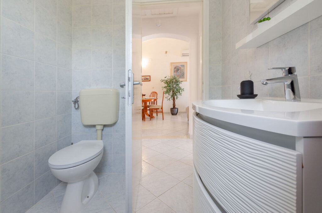 summeronkorcula apartment ruzmarin bathroom 09 2020 pic 03 1024x678